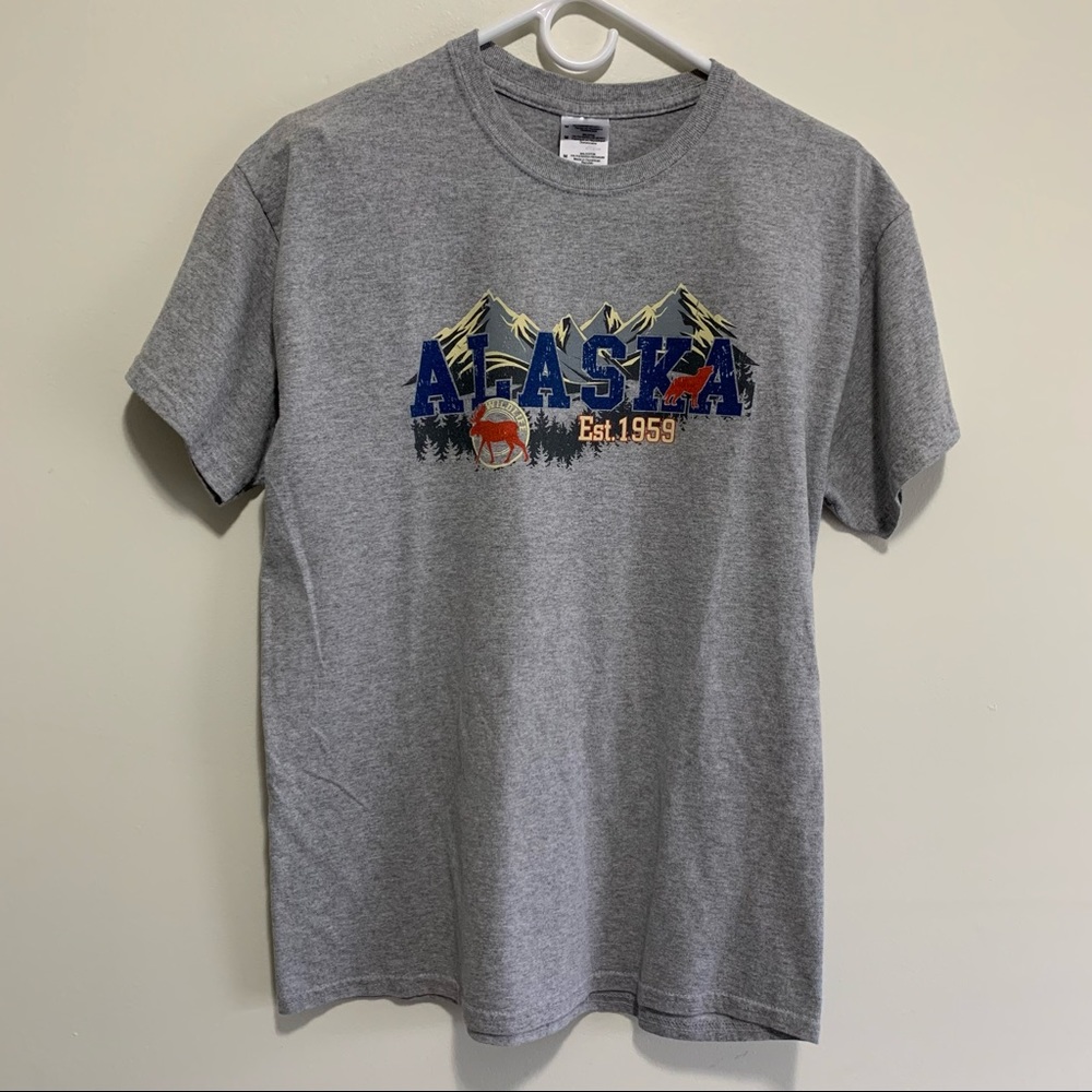 Gildan Alaska ESt 1959 Spell Out Graphic Minimalist 100% Cotton Tee Shirt
